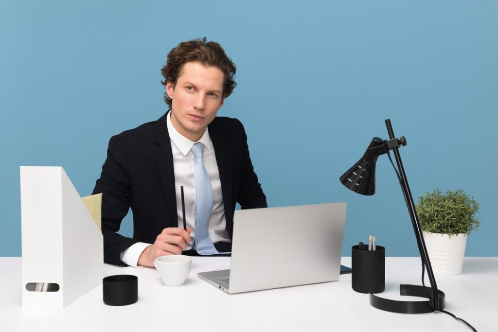 14 Best Broker WordPress Themes 2024